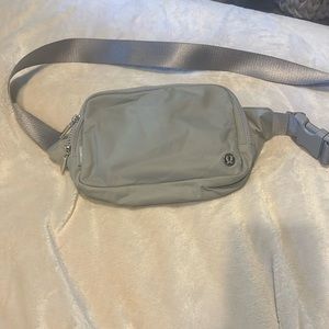 Lululemon Everywhere belt bag 2L